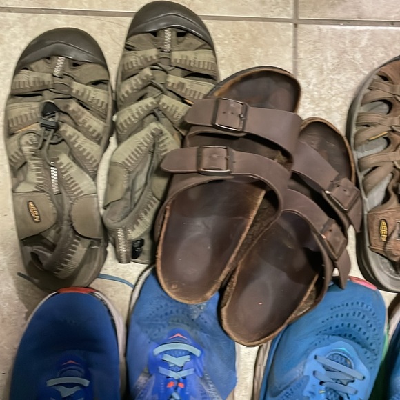 5x pair shoe lot (2) Hoka one one (2) keens (1) Birkenstocks - Picture 2 of 10